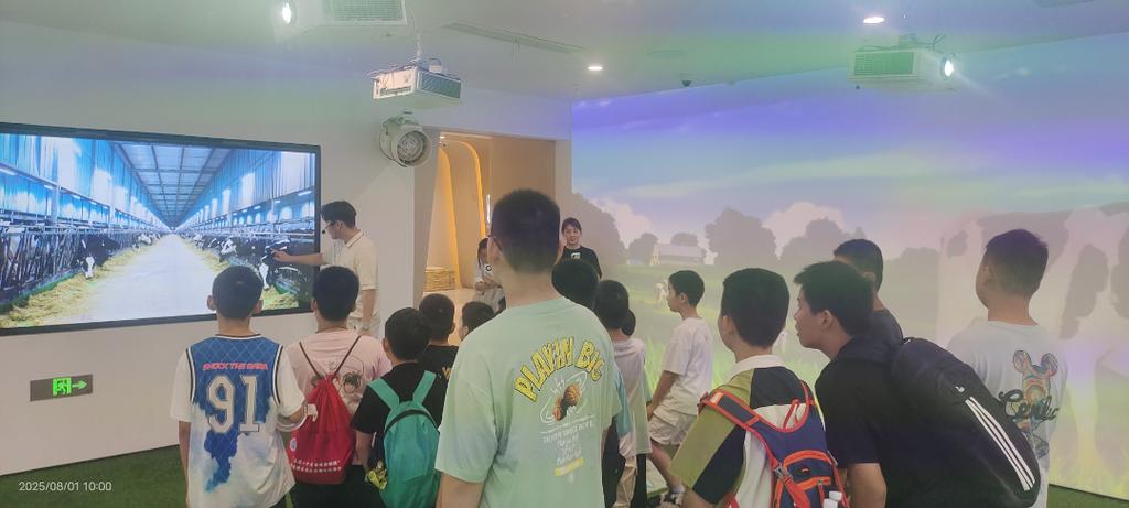 走进药学殿堂，传承中药文化活动首站走进卫岗乳业智能工厂